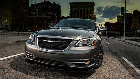 2013 Chrysler 200 front view