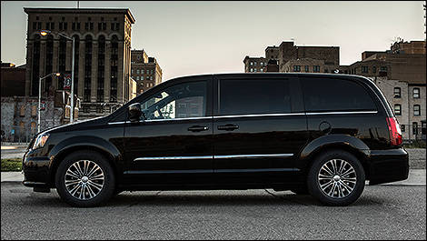 2013 Chrysler Town & Country side view