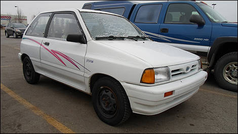Ford Festiva vue 3/4 avant