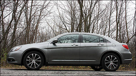 2013 Chrysler 200 side view