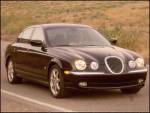 La berline la plus puissante con�ue par Jaguar domine la nouvelle gamme S-Type