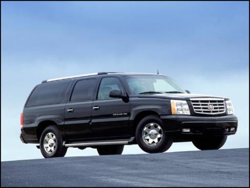 Cadillac nous arrive en 2003 avec une version allongée, basée sur le Suburban et nommée Escalade ESV.