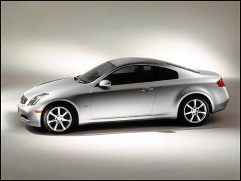 Au cours des dernières semaines, on a aussi présenté au public une version coupé de la G35 partageant l'ensemble de ses éléments avec le coupé 350Z de Nissan. Contrairement à la berline, le coupé peut être muni d'une boîte manuelle à 6 rapports, permettant ainsi des performances encore plus relevées.