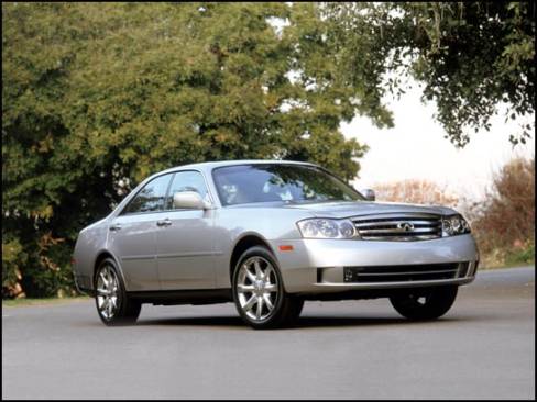 Afin de combler un vide entre la berline I35 et la luxueuse Q45, Infiniti a cru bon d'offrir la M45, une berline propulsée pourvu d'un moteur V8 de 4.5 litres d'une puissance de 340 chevaux.