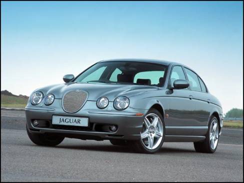 La berline S-Type voit sa famille s'agrandir avec la venue de la S-Type R, une version plus performante offrant non seulement une apparence distinctive, mais un moteur V8 de 4.2 litres dont la puissance est portée à 400 chevaux grâce à un compresseur.