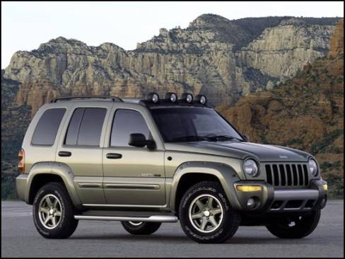 Le dernier né de la gamme Jeep, le Liberty, est maintenant doté de freins à disque aux quatre roues. Il est désormais offert en version Renegade caractérisée par des couleurs spéciales, un arceau d'éclairage monté sur le toit ainsi que des marchepieds tubulaires et une galerie de toit plus imposante.