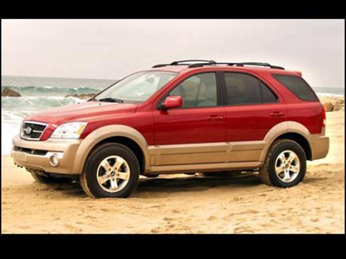 Kia Sorento - Cet utilitaire aux dimensions plus généreuses que le Sportage offre non seulement un confort grandement supérieur, mais aussi une moteur V6 de 3.5 litres et une boîte automatique à 5 rapports provenant de la fourgonnette Sedona.