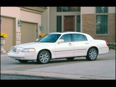 En ce qui concerne la Town Car, une refonte partielle de sa carrosserie ainsi qu'un nouveau tableau de bord sont au rendez-vous pour 2003. La puissance de son moteur passe à 239 chevaux et sa suspension arrière est entièrement nouvelle.