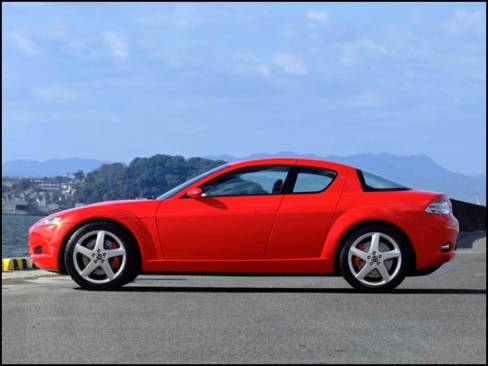 Offert sous la forme d'un coupé à quatre portières (à la façon des Saturn SC), la RX-8 est proposée avec un moteur rotatif développant 250 chevaux.