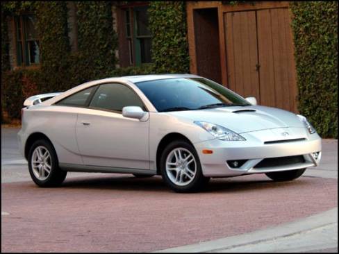 Le coupé sport Celica voit ses parties avant et arrière rafraîchies.