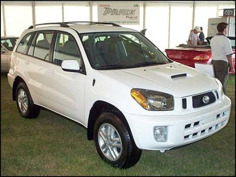 Le petit Rav4 est maintenant disponible avec de nouveaux groupes d'options, dont l'ensemble Chili comprenant une prise d'air sur le capot.