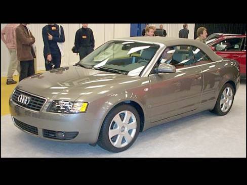 La nouvelle Audi A4 Cabriolet est une traction uniquement disponible avec le V6 de 3.0 litres. Une version 1.8 Turbo fera son entrée au printemps 2003.