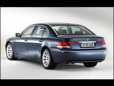 Pour faire concurrence à Mercedes-Benz, la marque bavaroise lancera d'ici peu une version à moteur V12 de la série 7, soit la 760 Li.