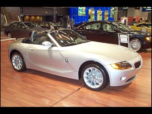 Le nouveau roadster Z4 propose des lignes pour le moins originales. Disponible en version 2.5i et 3.0i, elle vient succéder à la Z3 qui disparaît cette année du catalogue.