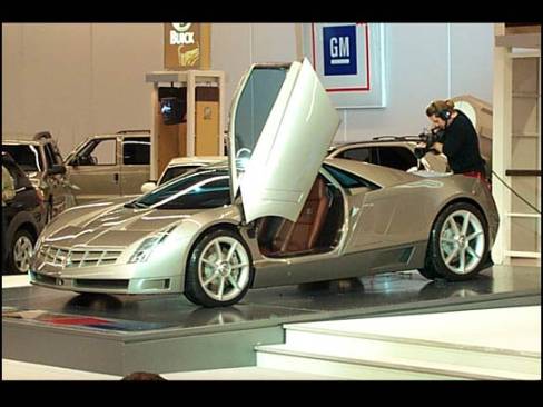 Présenté en janvier 2002 au salon de Détroit, la spectaculaire Cadillac Cien possède un moteur V12 d'une puissance de 750 chevaux. Sa production n'a cependant pas été officialisée.