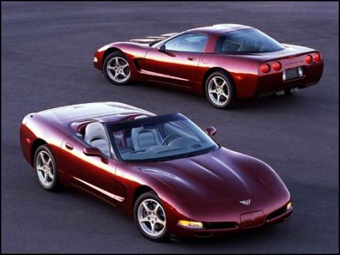 À l'occasion du 50e anniversaire de la Corvette, Chevrolet nous propose cette version édition spéciale, uniquement disponible en rouge foncé.