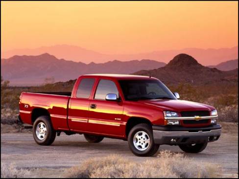 La camionnette Silverado reçoit cette année quelques retouches esthétiques ainsi qu'une nouvelle planche de bord. Le système Quadrasteer à quatre roues directionnelles est aussi disponible en option.