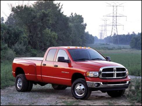 Le Dodge Ram 1500 a été entièrement remanié pour 2002. C'est maintenant au tour des versions 2500 et 3500. Le moteur Cummins turbo-diesel offre 555 lb/pi de couple.