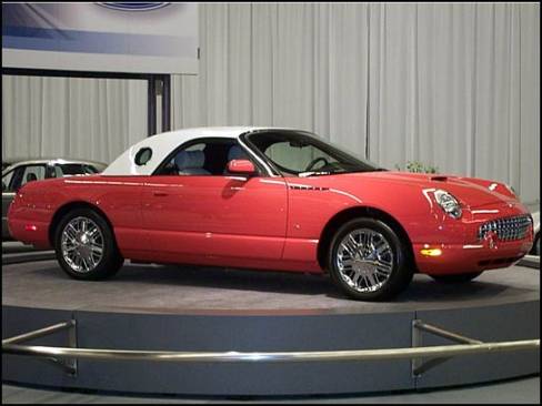 Premier véhicule Ford à faire partie d'un film de James Bond, la Thunderbird sera offerte en édition spéciale 007. Vous pourrez la voir en action dans Die Another Day qui sera à l'affiche dès vendredi prochain.