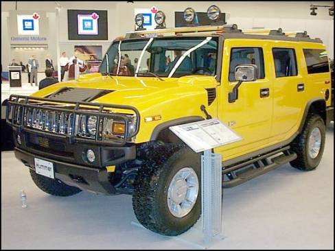 Le Hummer H2 est un tout nouveau modèle reprenant plusieurs éléments des camionnettes Chevrolet et GMC 2500. Il comprend un V8 Vortec de 6.0 litres de 315 chevaux.