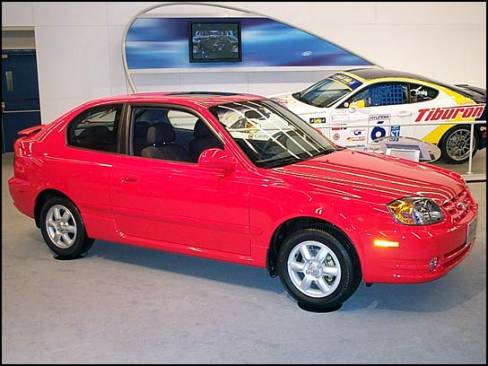 La Hyundai Accent reçoit pour 2003 plusieurs retouches à la carrosserie. Son équipement de série est aussi légèrement rehaussé. Elle demeure cependant munie d'un seul coussin gonflable.