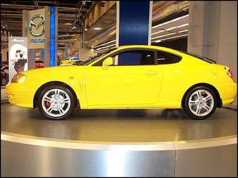 Si la silhouette de la nouvelle Tiburon vous est familière, c'est tout simplement parce qu'elle a été lancée au printemps 2002. Par contre, la Tubiron Tuscani représentée ici est une nouvelle version à moteur V6 dont le poids a été réduit.