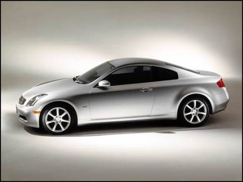 La G35 est aussi disponible en version coupé sport. Il s'agit d'une voiture directement dérivée de la Nissan Z.