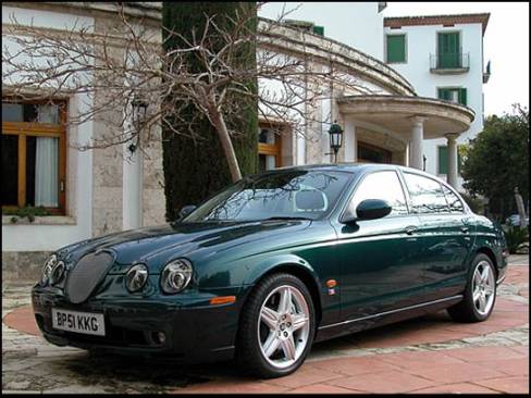 Jaguar a maintenant un véhicule prêt à concurrencer les berline AMG de Mercedes-Benz et M de BMW. Il s'agit de cette superbe S-Type R de 400 chevaux.