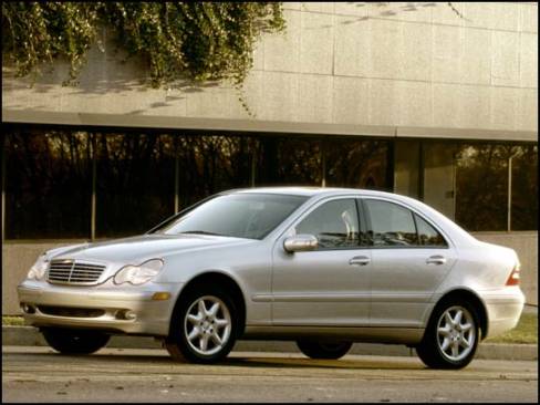 La Classe C reçoit cette année la possibilité d'une traction intégrale. Elle sera en mesure de concurrencer les Audi A4, BMW 325/330 Xi, Jaguar X-Type et autres berlines du genre.
