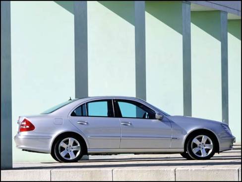 Redessinée en 2003, la Mercedes-Benz de Classe E est disponible avec les mêmes motorisations que l'an passé. Elle offre entre autre la possibilité d'un toit ouvrant panoramique à la façon du coupé C230 kompressor.