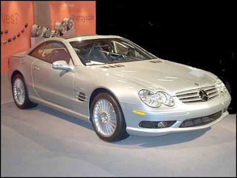 Le roadster SL500 2003 a été lancé au printemps 2002. C'est au salon de Montréal que la version AMG de cette voiture fût lancée. Appelée SL55 AMG, elle est propulsée par un V8 de 5.5 litres offrant la puissance de 476 chevaux. Son prix de départ est de 165 000$.