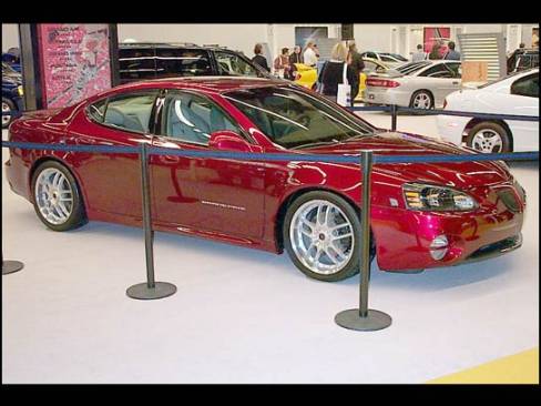Voici un avant goût de ce que sera la Pontiac Grand Prix 2004. Elle sera lancée au cours de l'été 2003.