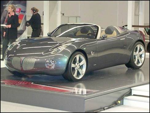 Pontiac a présenté ce superbe roadster nommé Solstice. Il emprunte le nouveau 4 cylindres Ecotec à plusieurs modèles GM. Cependant, on y a ajouté un compresseur qui fait monter sa puissance à 240 chevaux.