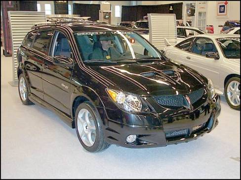 Après avoir volé la vedette du salon l'an passé, Pontiac nous a présenté une version passablement modifiée de la Vibe. C'est la compagnie Street Force spécialisée dans la modification de produits GM qui a effectué le travail.