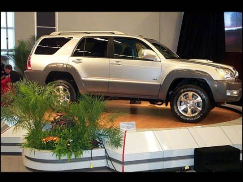 Le 4Runner 2003 a été entièrement redessiné. Il peut maintenant recevoir un moteur V8 emprunté à la camionnette Tundra ainsi qu'un nouveau V6 de 4.0 litres offrant une puissance de 245 chevaux.
