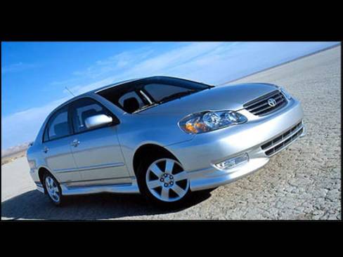 Voici la Corolla 2003. Lancée plus tôt cette année, la version CE de base est vendue à un prix inférieur à celui de la 2002.