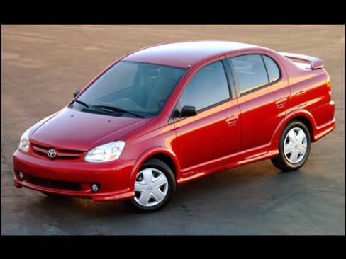 Pour sa quatrième année de commercialisation, Toyota a retouché la carrosserie de la sous-compacte Echo qui devrait être entièrement redessinée pour 2005. L'Echo 2003 peut bénéficier de roues de 15 pouces.