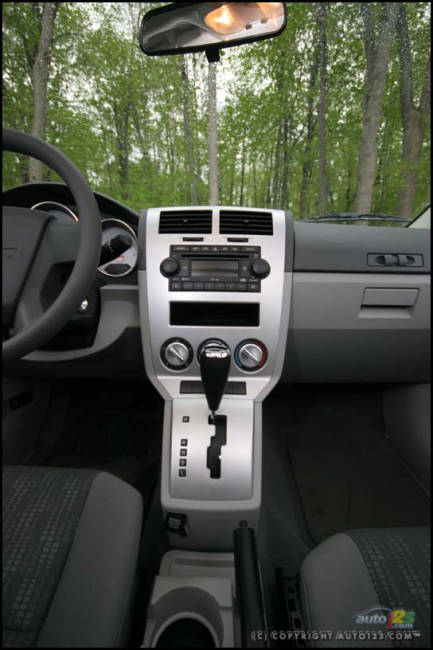 2007 Dodge Caliber SXT (Photo: Philippe Champoux, Auto123.com)