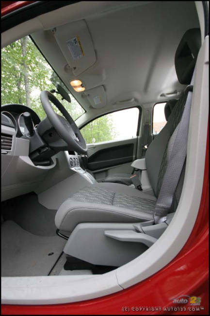 2007 Dodge Caliber SXT (Photo: Philippe Champoux, Auto123.com)