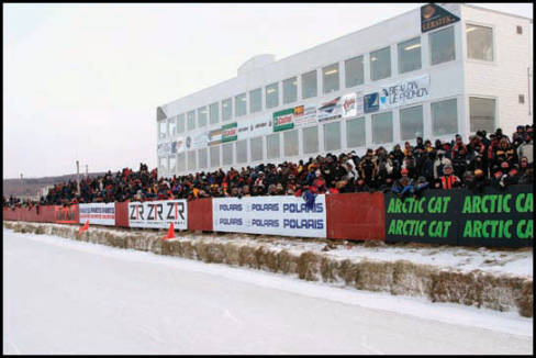Il y avait une belle foule au circuit Yvon-Duhamel, lors de la présentation de la 24e édition du Grand Prix Ski-Doo de Valcourt. La direction a travaillé fort pour construire les deux pistes, puisqu'elle a dû importer des tonnes de neige et louer des canons à neige afin de compléter le travail. Des milliers de spectateurs étaient sur place samedi et dimanche pour assister aux finales dans toutes les classes à l'affiche. (Photo: Dany Flageole)
