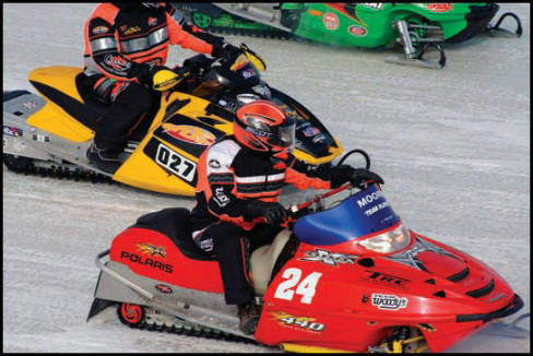 Brad Moore (24), de Winchester, Ontario, sur Polaris, a pris le départ, mais, malheureusement pour lui, il a fait une sortie de piste dans le quatrième coin de l'ovale et a dû être transporté à l'hôpital de Sherbrooke après avoir reçu les premiers soins de la part des ambulanciers présents sur le circuit pour soigner de graves blessures. (Photo: Dany Flageole)