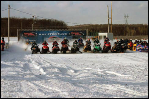 Les départs des courses de snocross sont toujours extrêmement spectaculaires, avec plus d'une douzaine de motoneiges qui doivent se présenter au premier coin particulièrement serré où seulement les plus entreprenants osent se pointer les premiers. Dans cette discipline sensationnelle, c'est à cet endroit qu'on sépare les hommes des enfants... (Photo: Dany Flageole)