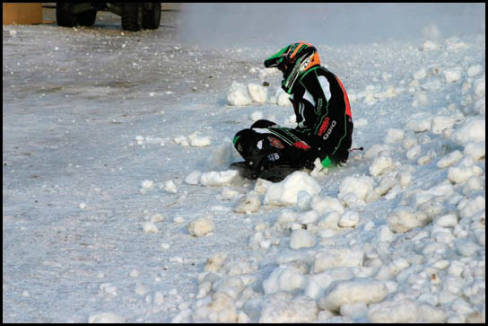 Garth Kaufman, numéro 48 sur Artic Cat en classe Pro-Stock, a été très chanceux de sortir indemne d'une sortie de piste spectaculaire sur la grosse bosse de la ligne de départ-arrivée. Le jeune a fait quelques culbutes dont il devrait se souvenir longtemps, mais il s'est relevé de cet accident sans blessure grave. Chanceux, le jeune! (Photo: Dany Flageole)