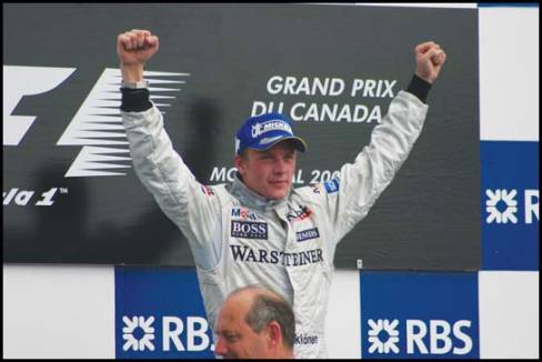 Fier de sa victoire pour McLaren Mercedes, Kimi Räikkönen est sur le podium du Grand Prix du Canada 2005.