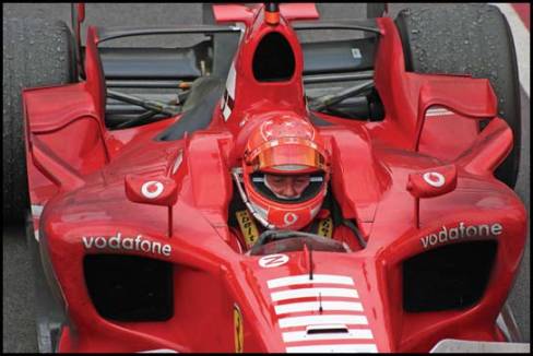 Michael Schumacher, à bord de sa Ferrari souillée, s'approche du parc fermé à la fin de l'épreuve. Schumacher sera sur la deuxième marche du podium. Pourra-t-il en faire autant cette année?