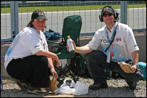 At the hairpin's exit, the "meatball" attendants have just received their lunch. Fifteen little minutes of rest for this signalling team that are part of the starting-line group.