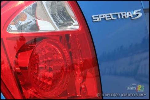 2006 Kia Spectra5 EX Sport (Photo: Philippe Champoux, Auto123.com)