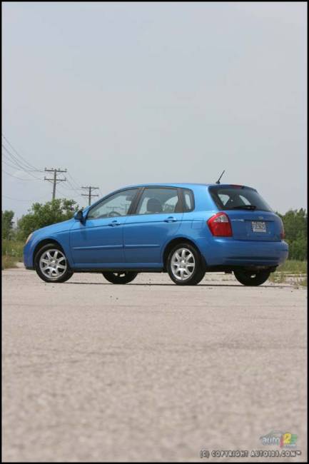 2006 Kia Spectra5 EX Sport (Photo: Philippe Champoux, Auto123.com)