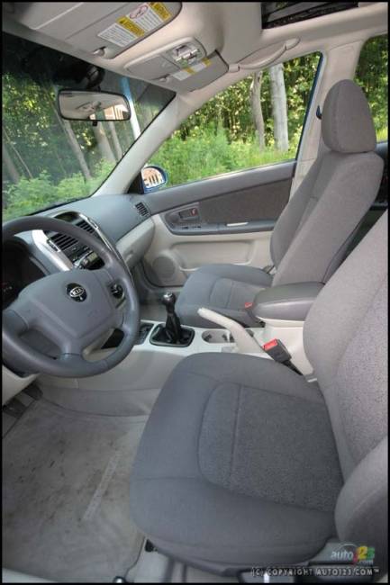 2006 Kia Spectra5 EX Sport (Photo: Philippe Champoux, Auto123.com)