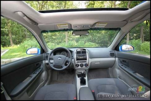 2006 Kia Spectra5 EX Sport (Photo: Philippe Champoux, Auto123.com)